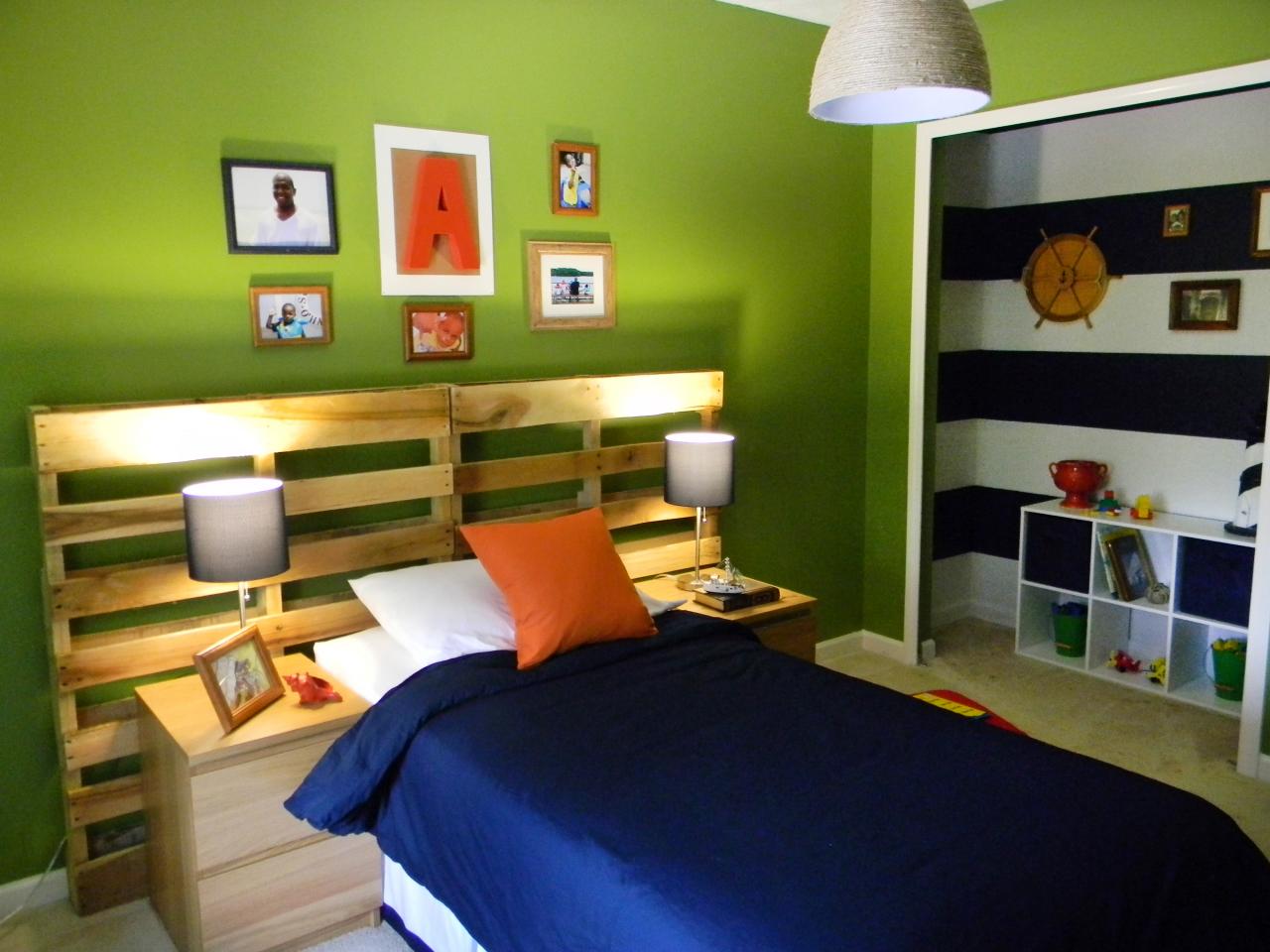 palettes chambre tête de lit en palettes originale chambre ado garçon tableaux bois