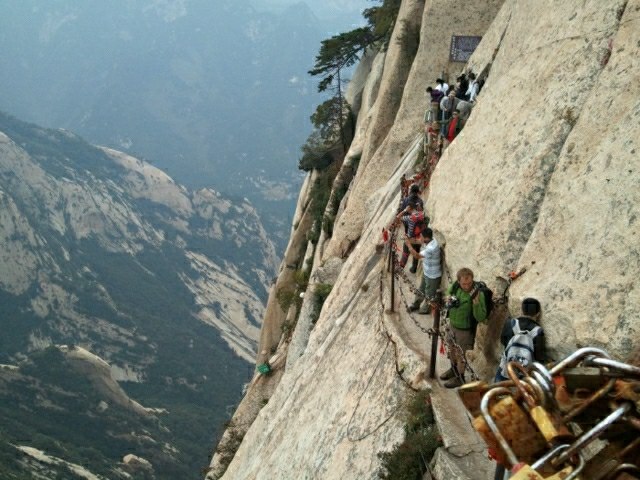 montagne sacrée hua shan touristes font de la randonnée pics céleste chine