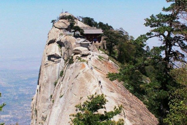 vacances à la montagne très haut pic en asie en chine maison rocher