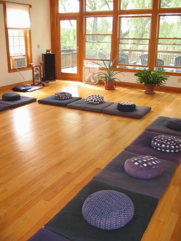 vaste chambre pour pratiquer le yoga