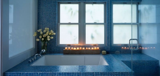 vue baignoire salle bain carrelage bleu