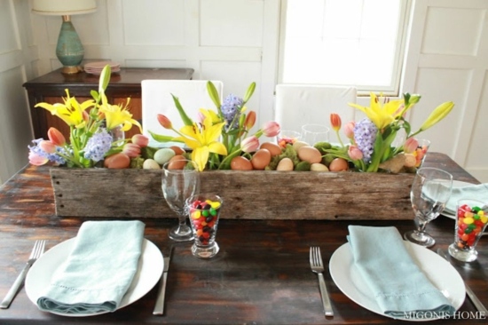 vue decoration table paque bois oeufs fleurs jaune