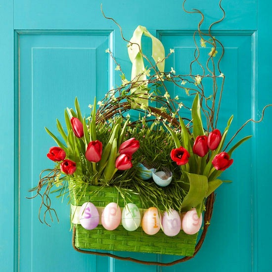 vue porte bleu decoration originale printemps tulipes rouge