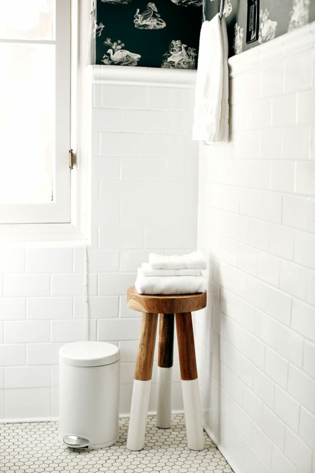 vue salle bain blanc tabouret bois