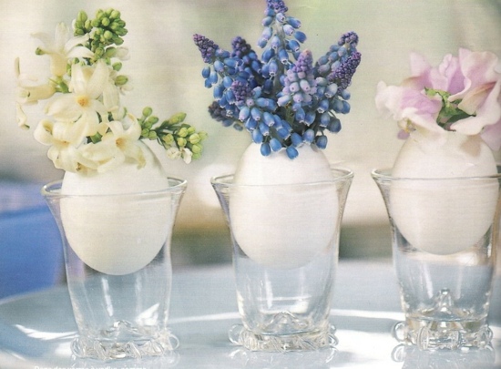 vue trois oeufs vases fleurs