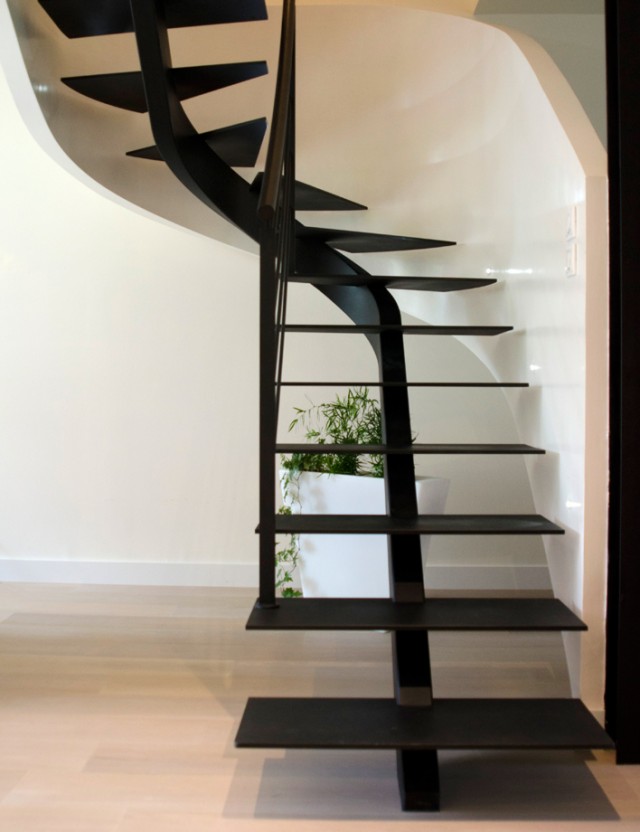 marches acier escalier tournant design finition 