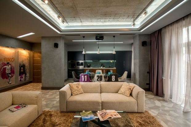 appartement moderne avec éclairage sur rail au plafond