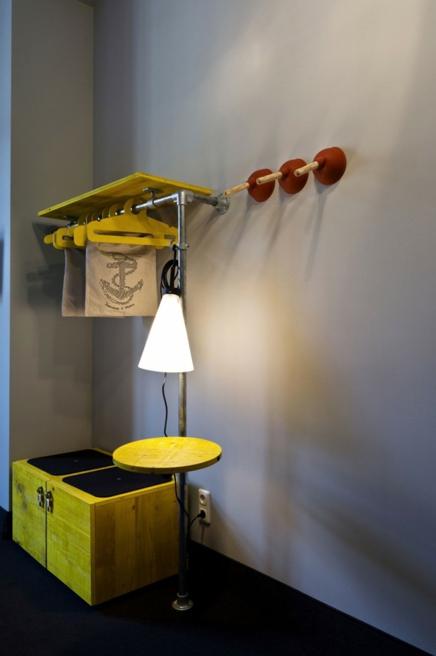armoire ouverte avec des cintres en bois peint jaune