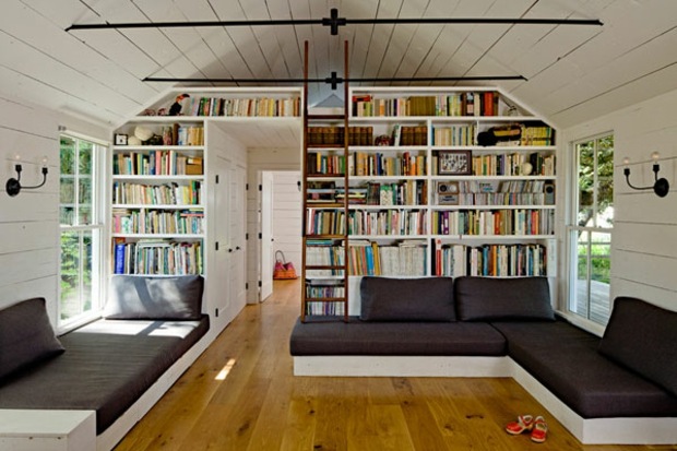 belle bibliothèque de salon avec échelle et mezzanine