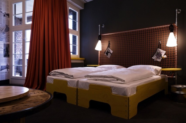belle chambre avec cadres de lit en bois