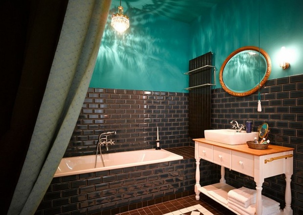 belle salle de bain avec des murs mi carrelés mur bleu turquoise