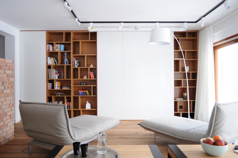aménagement salon moderne chaise longue fauteuil bibliothèque étageres en bois table de salon basse