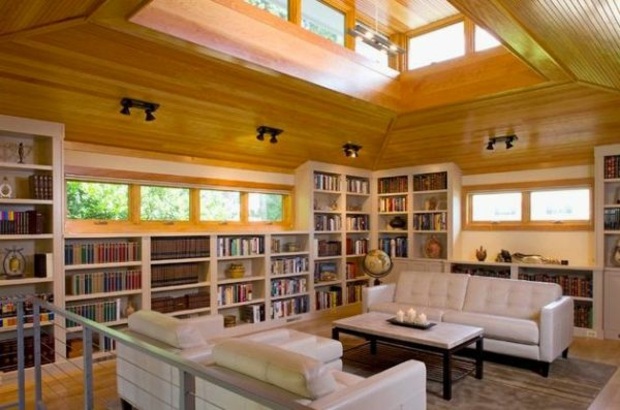 bibliothèque de salon avec plusieurs fenêtres lumière naturelle