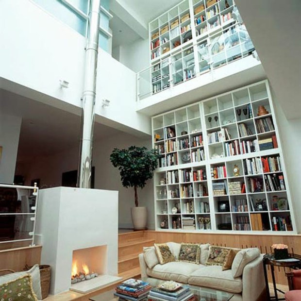 bibliothèque de salon double hauteur avec balcon
