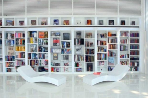 bibliothèque de salon style minimaliste blanc