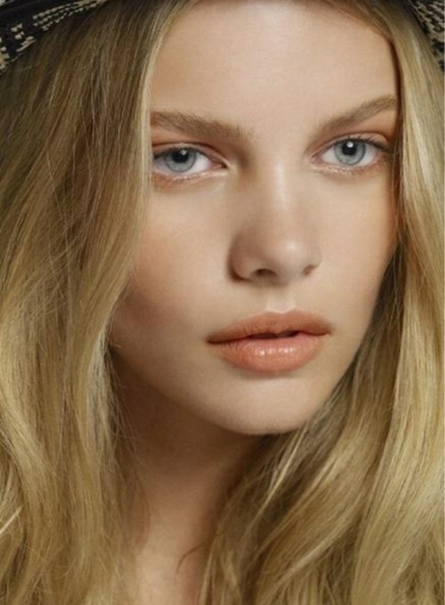 maquillage naturel printemps femme aux cheveux blonds peau blanche yeux bleus rouge à lèvres couleur douce chanel