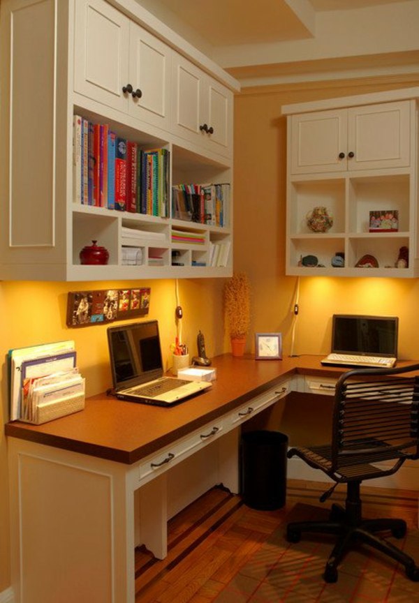 bureau avec éclairage subtil et multitude armoires