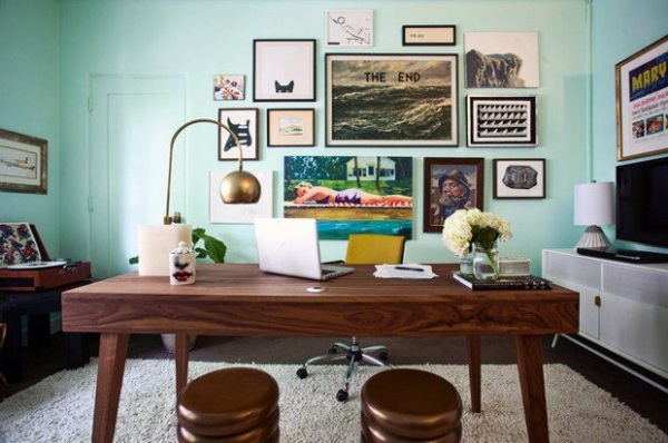 bureau table bois murs vert clair