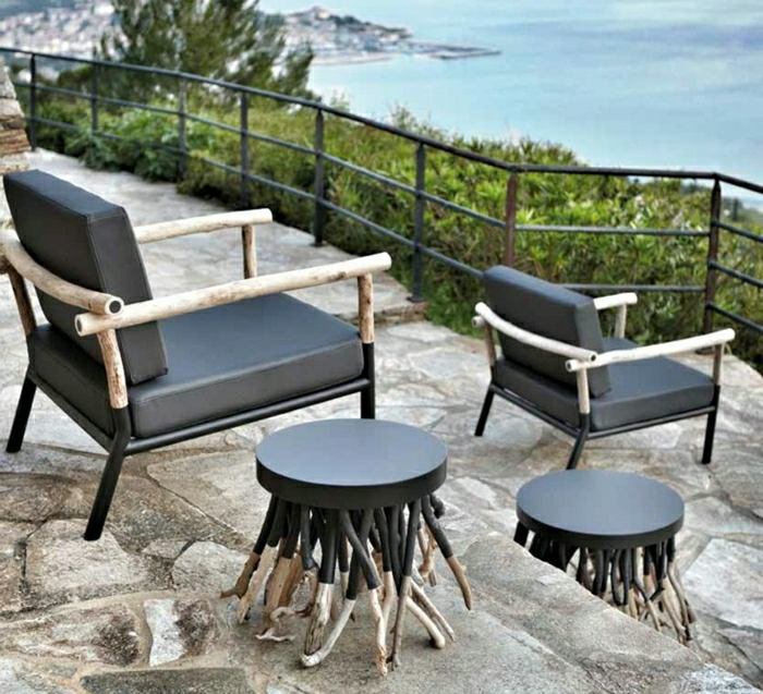 fauteuils de jardin noire et en bois avec accoudoirs designer meuble Bastien Taillard petite table de jardin originale