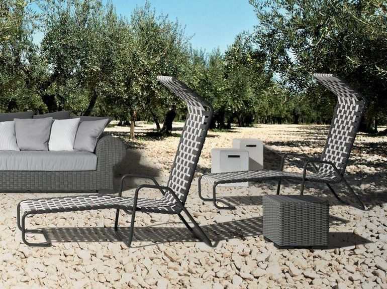chiliennes avec repos-pieds pour un extérieur moderne chaise longue en noir et blanc jardin mobilier extérieur design Paola Navone Gervasoni