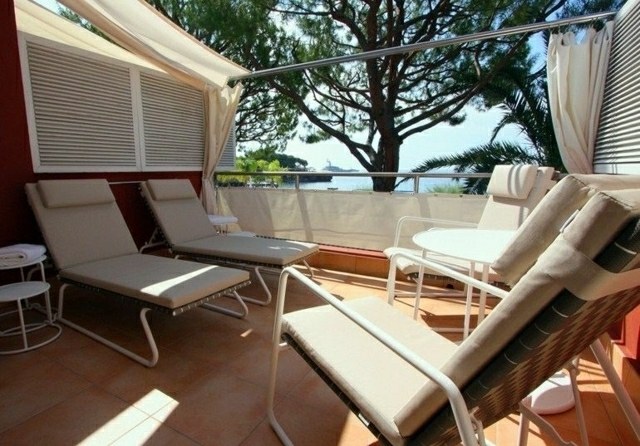 idée aménagement design extérieur jardin chaise longue chilienne confort table terrasse 