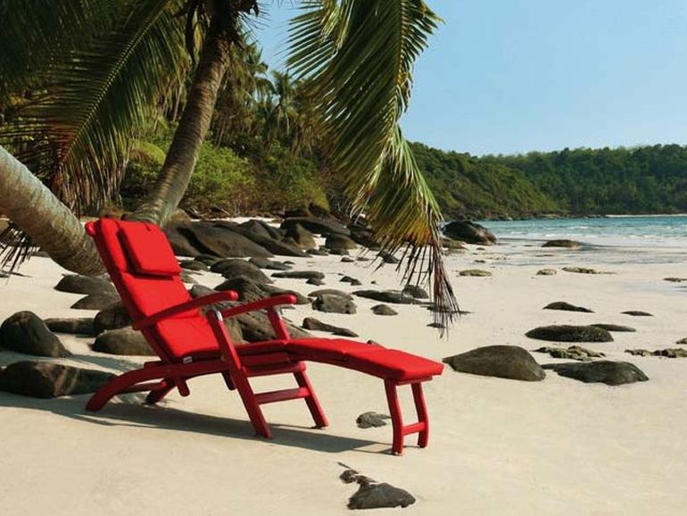 chaise longue rouge inclinable pliante confortable avec accoudoirs tectona design original à la plage relax