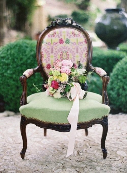 déco mariage chaise design vintage idée originale bouquet de fleurs