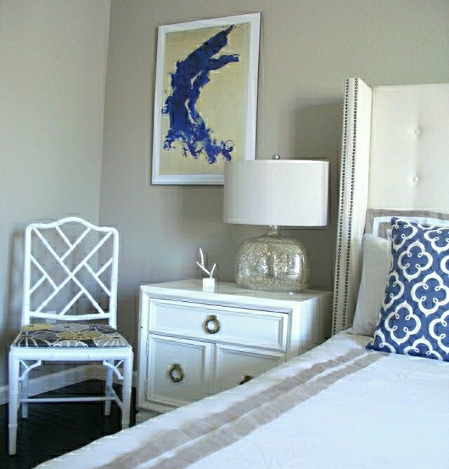 couleur indigo chambre détail tableau motifs coussins intérieur blanc lampe design