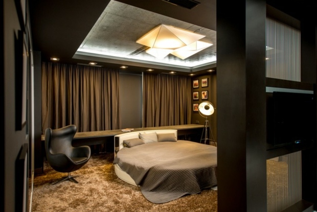 chambre à coucher avec lit rond et tapis doré crépu