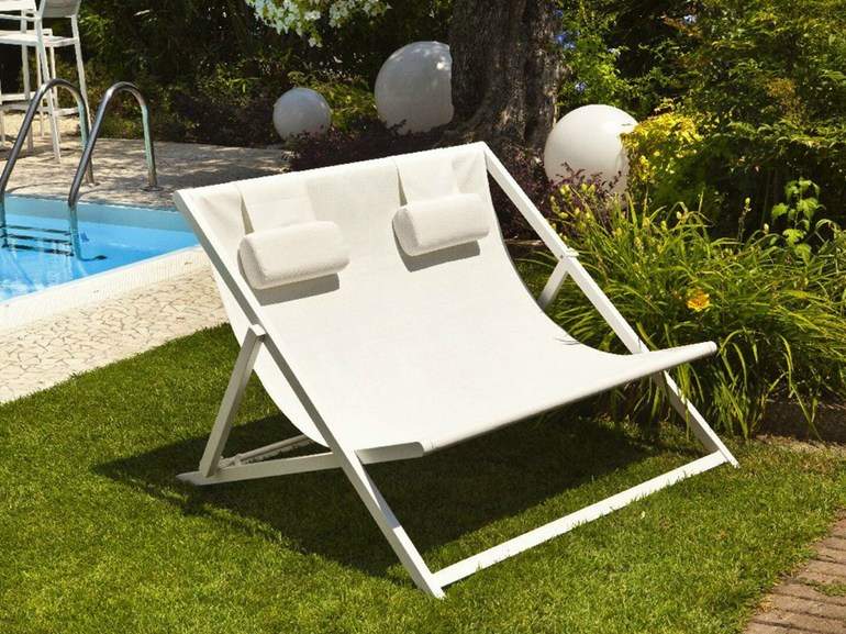 mobilier jardin design chaise pliante blanche coussins confort dans le jardin piscine