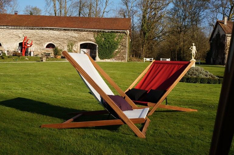 chaise longue blanche rouge coussins intérieur moderne idée jardin aménagement  design lixe collection 16