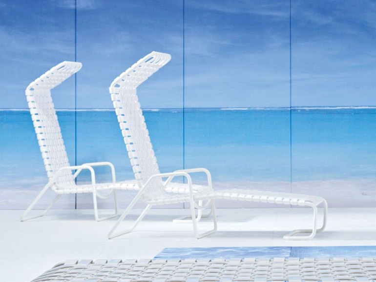 chaises longues blanches avec repos pieds mobilier extérieur design par Paola Navone Gervasoni en résine tressée
