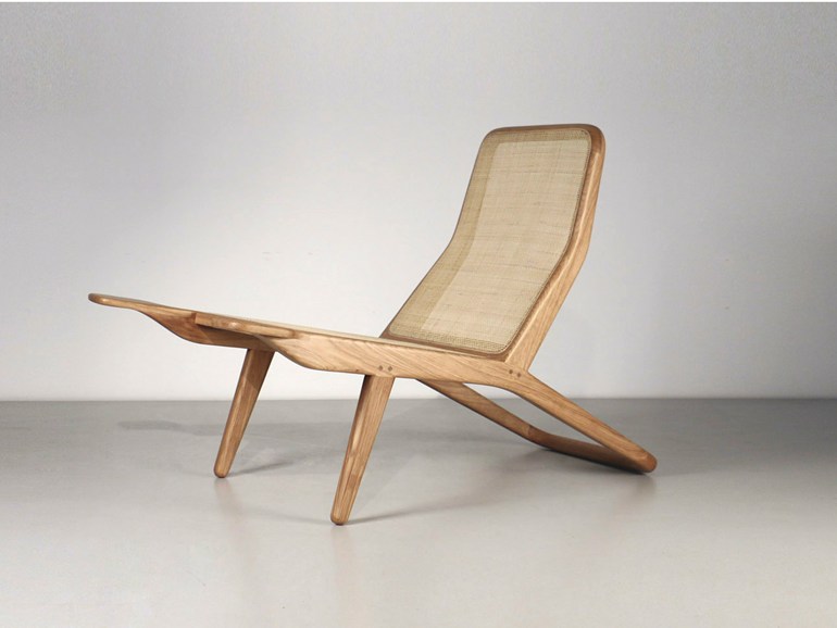 chaise longue en bois chilienne en frêne à accoudoirs design marco sousa santos