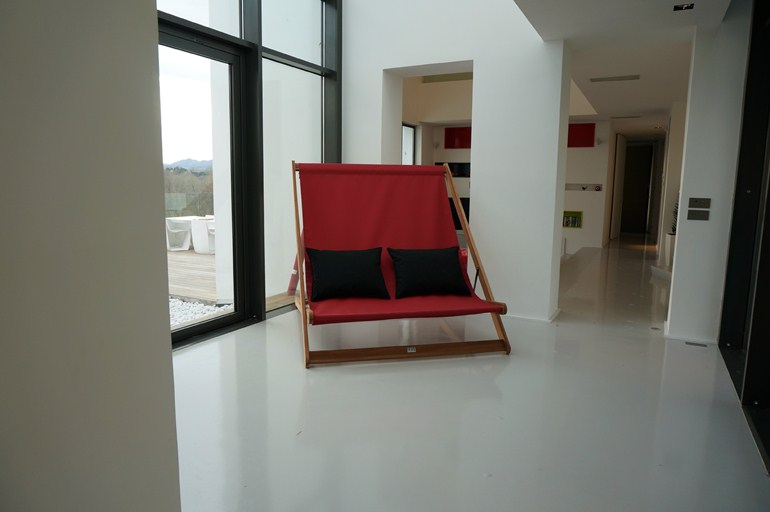 chilienne rouge avec coussins noirs intérieur moderne idée salon aménagement  design lixe collection 16
