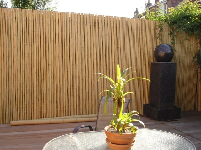 clôture bambou fontaine pierre