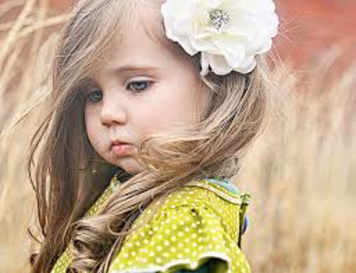 coiffure petite fille accessoire fleur