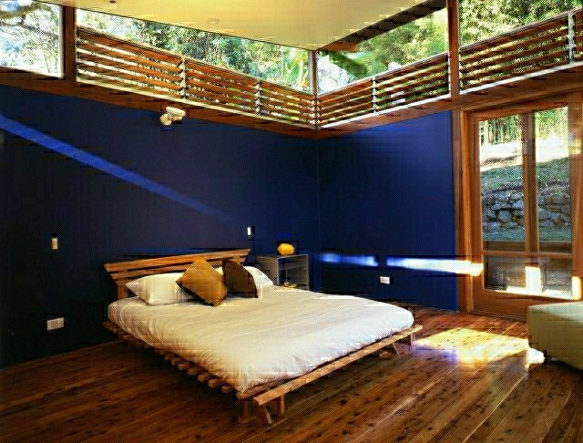 indigo couleur chambre lit en palette lit en bois 