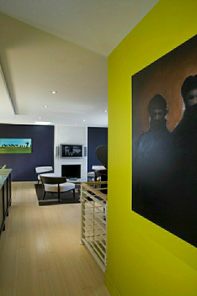 couleur-indigo-murs-jaune-citron-salon-interieur-moderne