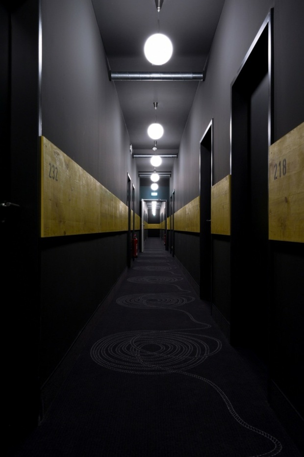 couloir noir paré rayure jaune