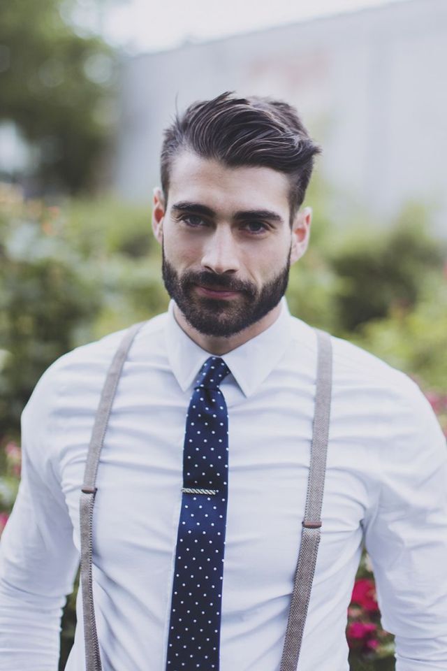 coupe de cheveux homme hipster cravate bleue chemise blanche barbe