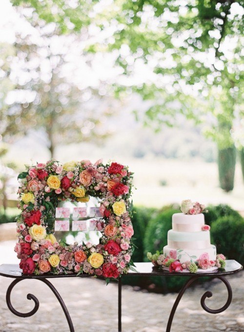 table de mariage gâteau couronne de fleurs petites cartes 