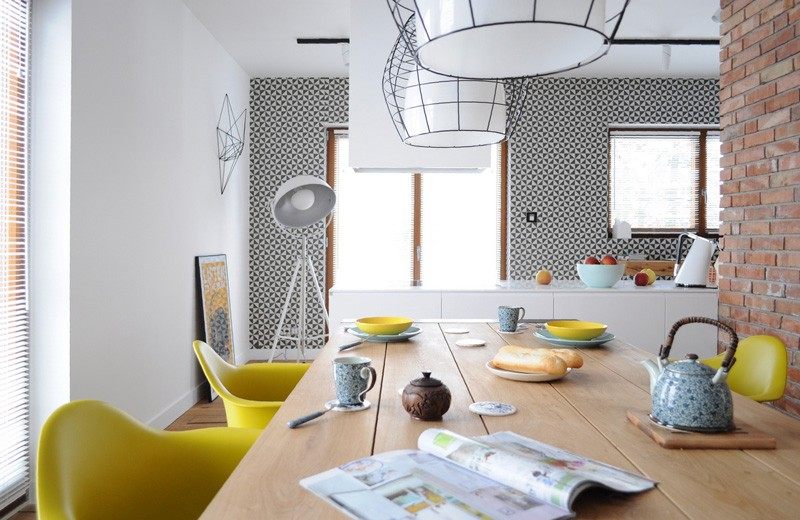 appart design salon lampe suspendu chaise jaune table en bois murs peints
