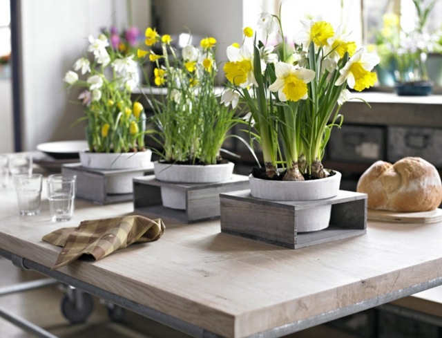 pot de fleurs jaunes idée déco table en bois style minimaliste