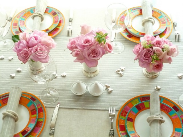 table déco Pâques idée fleurs roses assiettes nappe verre