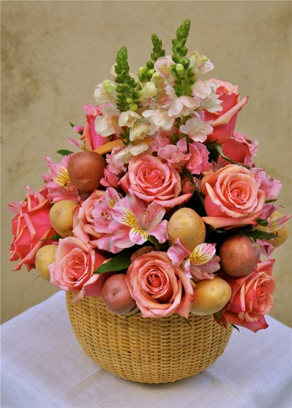 decoration florale pommes terre panier