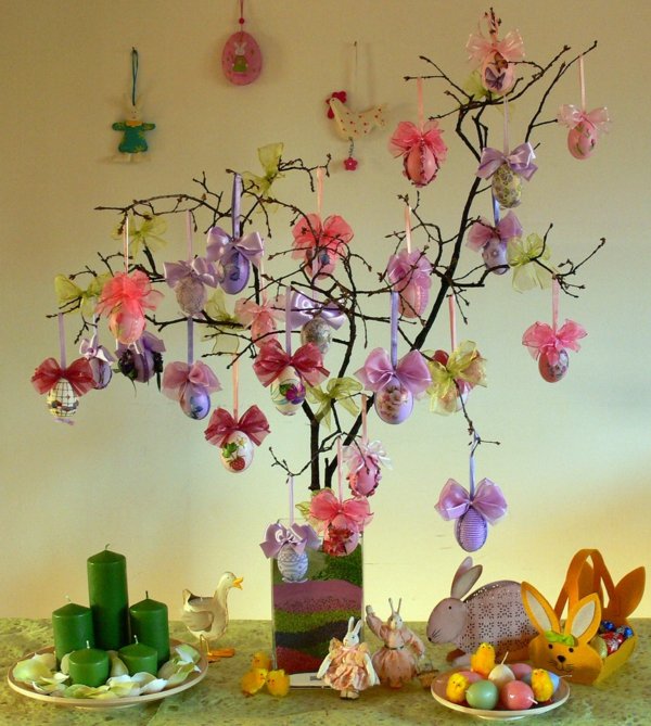 décorations Pâques accrochées branches