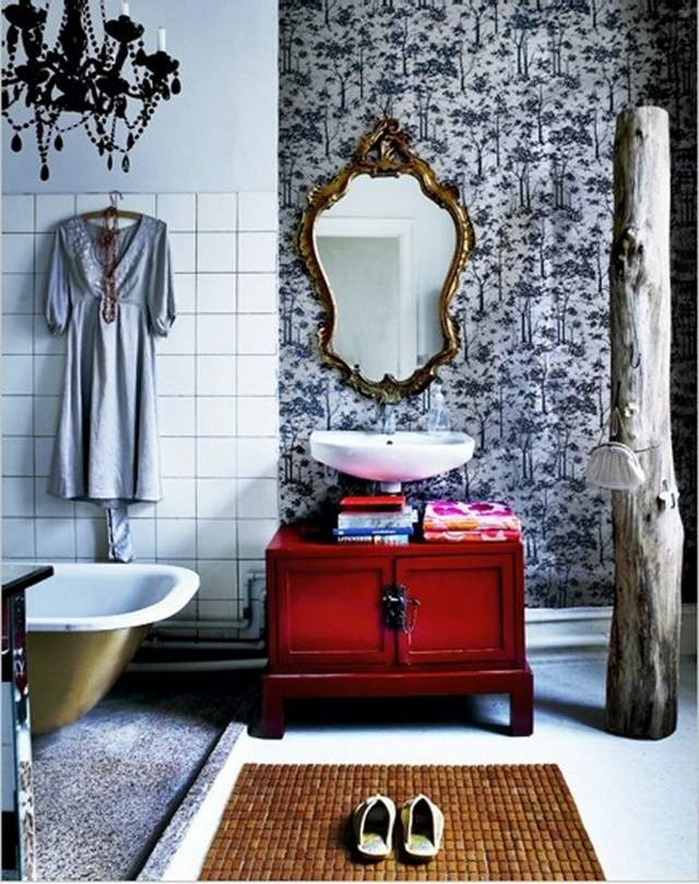 decoration salle bain originale meuble rangement rouge