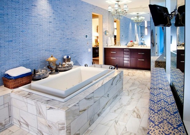 déco salle de bain mosaique bleue au mur