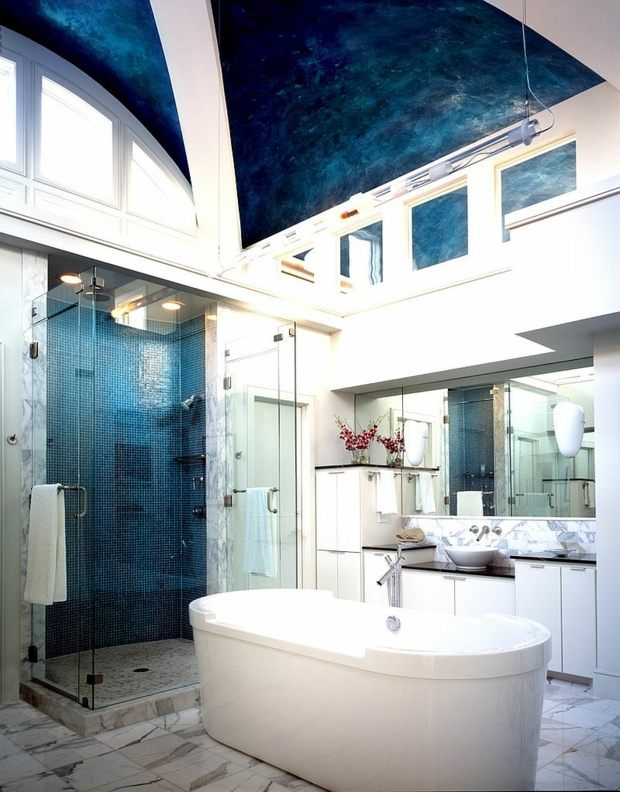 déco salle de bain sophistiquée plafond bleu