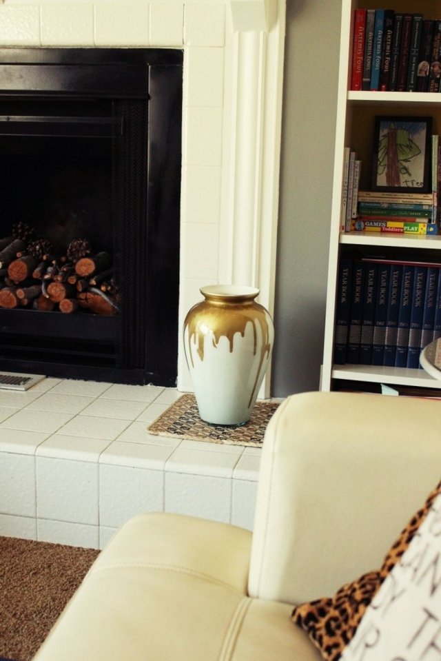 objet de décoration beau vase laiteux doré moderne canapé en cuir blanc
